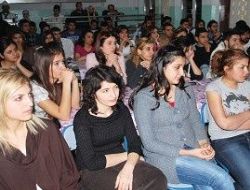 Öğrencileri dinledi, 