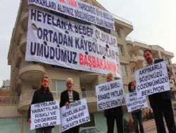 Akpınar umudunu pankartta arıyor