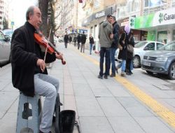 Kemanıyla sokakları büyülüyor