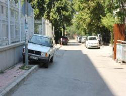 Araçlar kaldırımda yayalar yolda