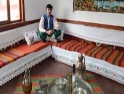 Kına öğretilir masal anlatılır