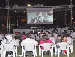 Göl kenarında sinema keyfi