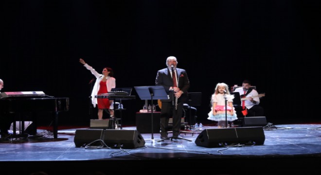 AKM Çocuk Sanat Festivali'nde çocuklar Fatih Erkoç ile 23 Nisan'ı coşkuyla kutladı