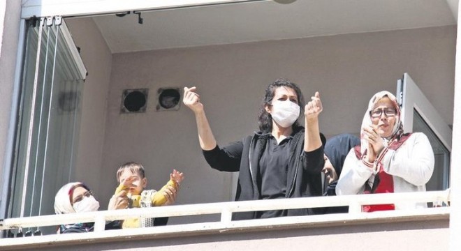Ankaralı coşkun'dan balkon konserı