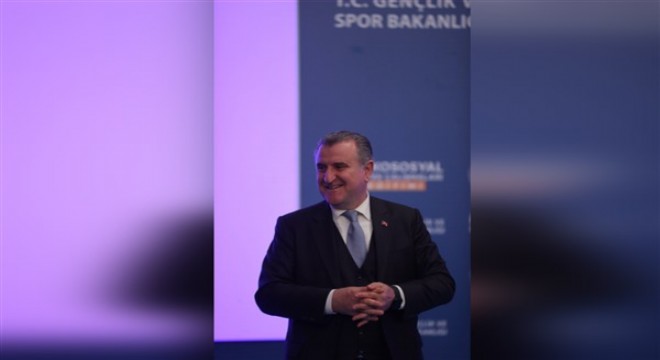 Bakan Bak'tan kota alan milli atletlere tebrik