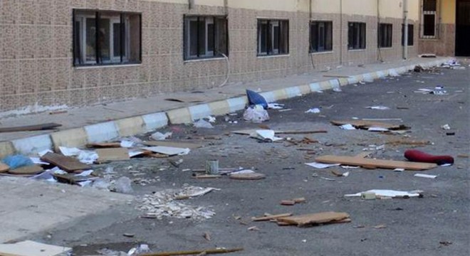 Boşaltılan okulun sıraları pencereden atıldı