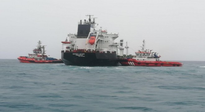 Ege Denizi'nde karaya oturan yük gemisi kurtarıldı