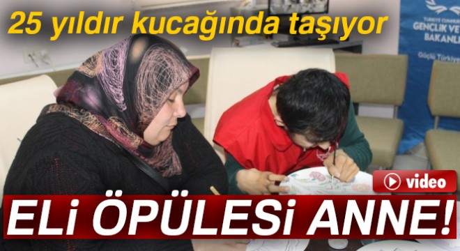 Engelli oğlunu 25 yıldır kucağında taşıyan eli öpülesi anne