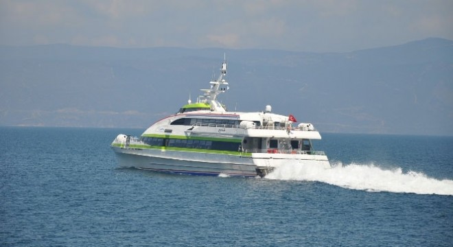 Gökçeada'da feribot seferlerine fırtına engeli
