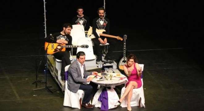 İki Bekâr sahnesi
