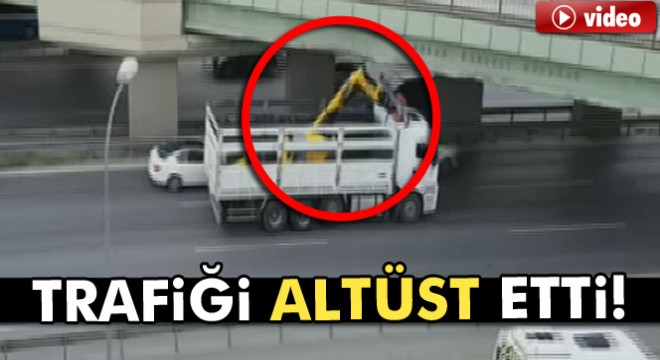 İş makinesi taşıyan kamyon köprüye takıldı