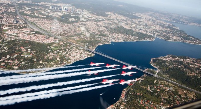 İstanbul Boğazı'nın eşsiz manzarasında selamlama uçuşu