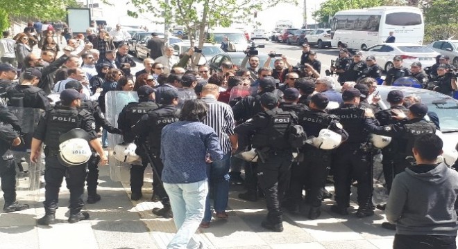 İzinsiz yürüyüş yapan KESK üyesi gruba polis müdahalesi