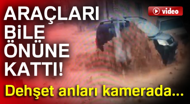 İzmir'de sel suları araçları sürükledi!