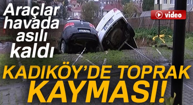Kadıköy'de toprak kaydı! Araçlar havada asılı kaldı