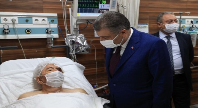 Koca, enkazdan 33 saat sonra çıkarılan Çitim'i ziyaret etti