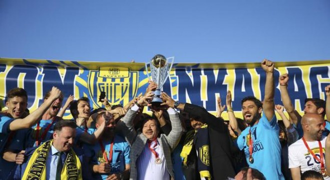 Kupa şampiyonun ellerinde