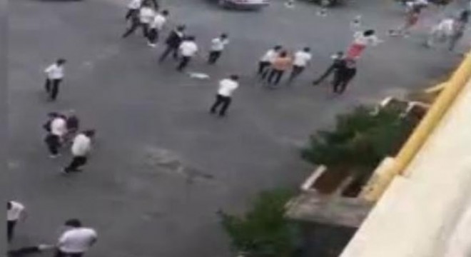Lisede akıl almaz olay! Laf atma iddiası sonrası inşaat işçileri ve öğrenciler birbirine girdi...