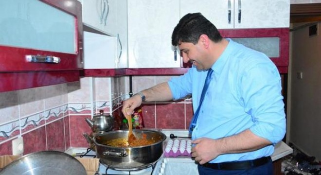 Oğuz'dan öğrencilere menemenli sürpriz