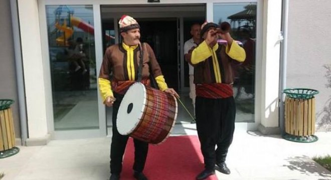 Profesörün arkasından davul çaldıran rektöre para cezası