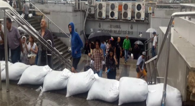 Şiddetli yağmur için alt geçitlerde kum torbalı önlem