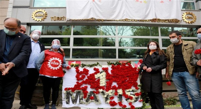 Taksim'e çelenk bırakmak isteyen DİSK üyeleri gözaltına alındı