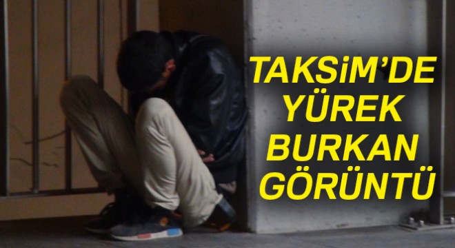 Taksim metrosunda uyuyakalan kağıt toplayıcının hali yürekleri burktu