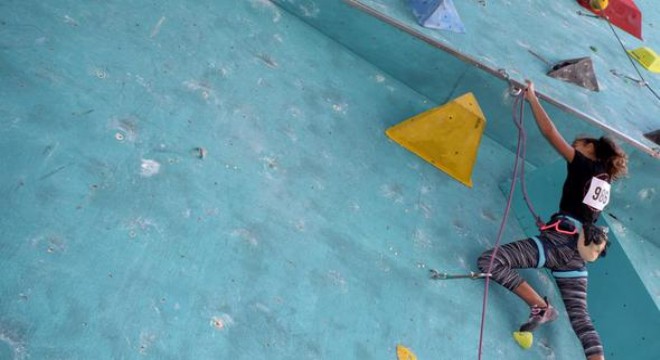 Tırmanış duvarında kıyasıya mücadele