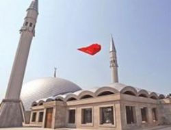 Protestolara karşı VIP cami